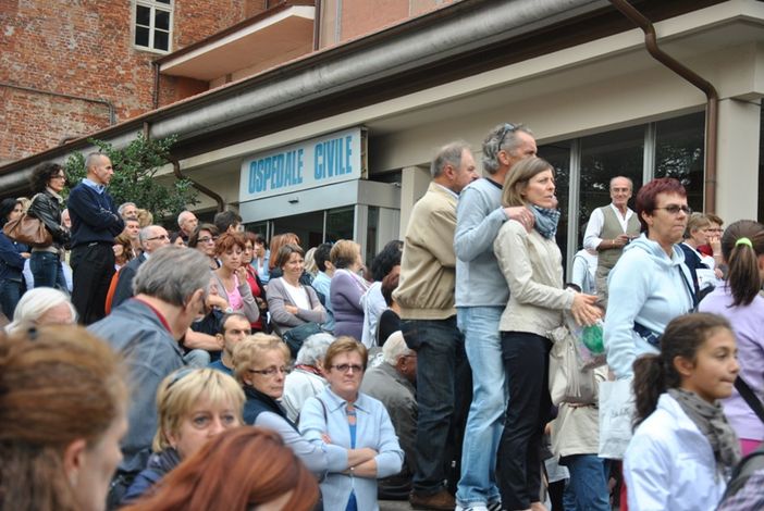 21 settembre 2012: i saluzzesi scendono in piazza per manifestare in difesa dell'ospedale cittadino (copyright targatocn.it)