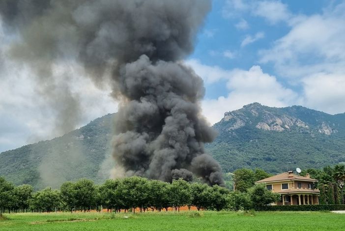 L'incendio ha interessato un capannone adibito ad allevamento in via Mombracco