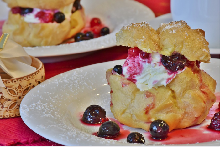 Mercoledì Veg: bignè magnum con crema chantilly veg alla vaniglia e ciliegie cotte e fresche