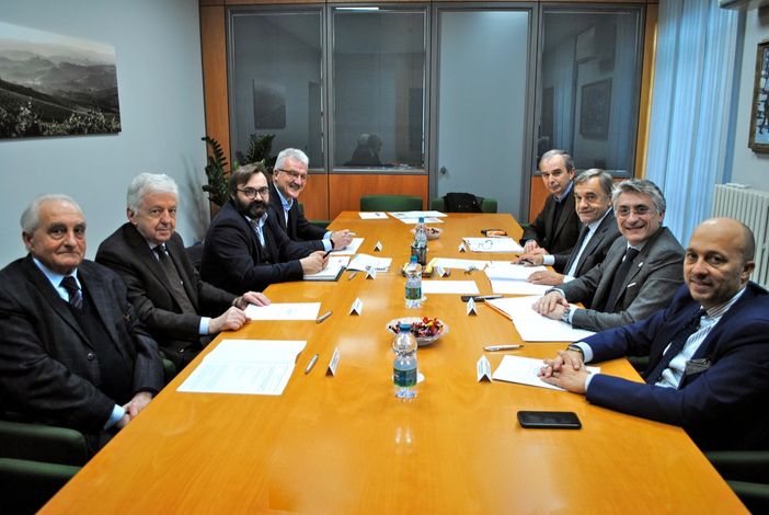 I partecipanti all'incontro tenutosi presso la sede dell'Associazione Commercianti Albesi