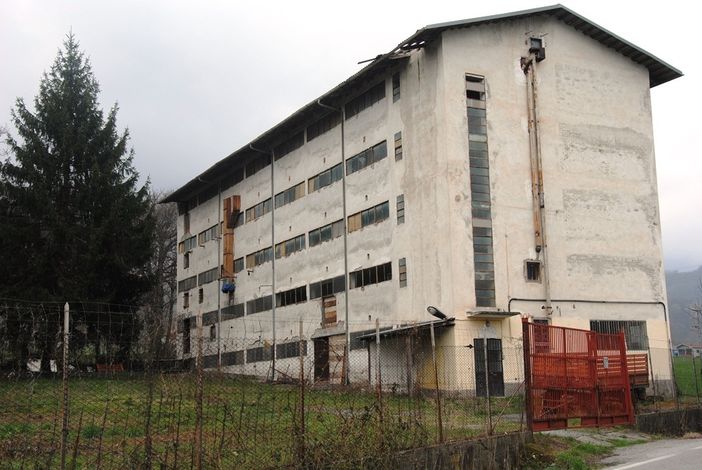 “Quando  c’è vento nei nostri cortili piovono pezzi di eternit”: protestano i vicini dell’ex allevamento di ovaiole di Paesana