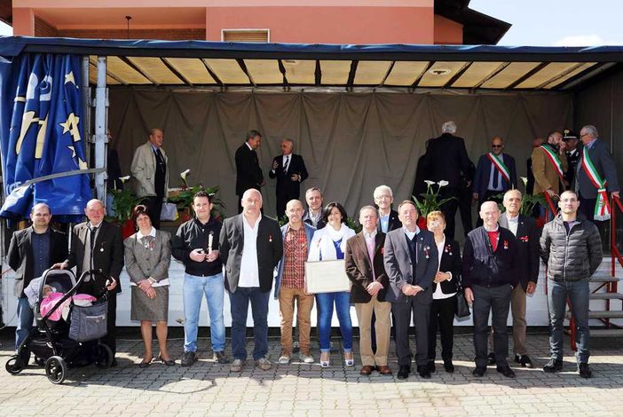 Il gruppo insignito con Medaglie d'oro e Croce d'oro (immagine L'angolo della foto - Revello)