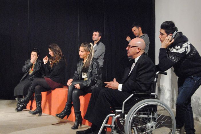 Scatto fotografico tratto dalla Commedia La Brocca Rotta della Compagnia Teatro Prosa Saluzzo