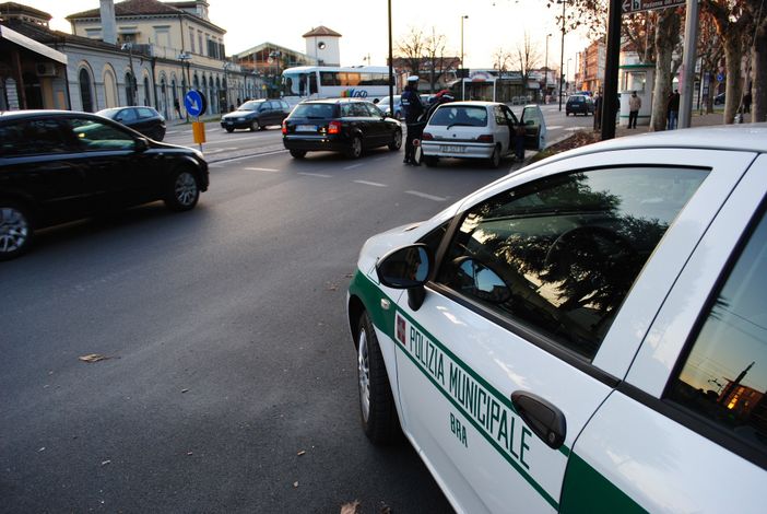 Multato per divieto di sosta insulta e colpisce con l'auto un agente della Polizia Municipale di Bra: trentenne nei guai