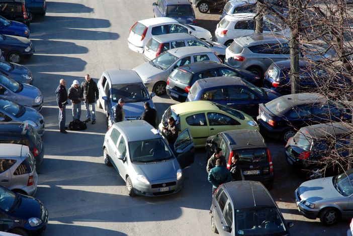 Controlli della polizia sul piazzale dell'Inps di Cuneo
