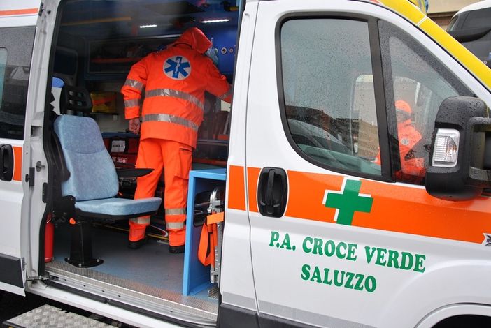 Envie, il medico condotto all’ospedale dopo essere stato “toccato di striscio” dall’auto del sindaco. Che però nega Envie, il medico condotto all’ospedale dopo essere stato “toccato di striscio” dall’auto del sindaco. Che però nega