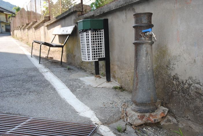 La fontanella in ghisa posta al termine di via Bertaina