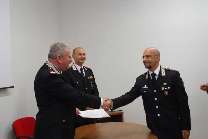 Il Gen. Lavacca premia il Cap. Grigoletto