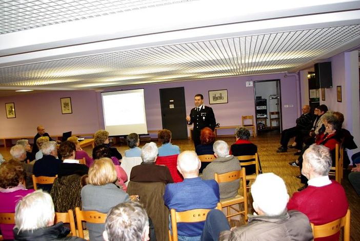 Il capitano Ricchiuti mentre risponde alle domande dei presenti