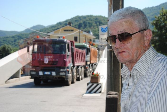 L'ingegner Battaglia ieri pomeriggio alle prove di carico sul ponte Po a Paesana