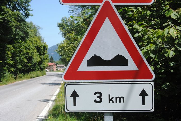Il cartello che avverte del pericolo di "tormenta" lungo il percorso della Paesana-Pratoguglielmo