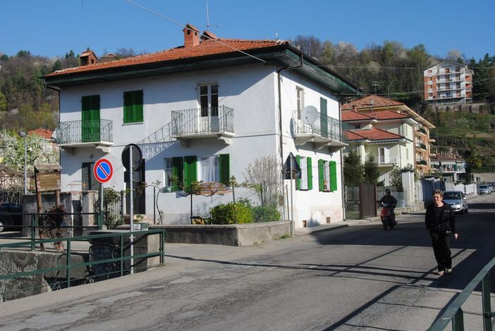La casa posta all'angolo di via Agliasco e viale Caduti e Dispersi: il Comune ne "possiede" 44 metri quadri, a insaputa di tutti