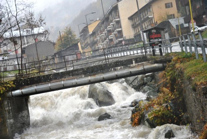 Una vecchia foto, scattata sotto il nubifragio del 6 novembre 2011, del ponte Miravalle che oggi sta per essere costruito ex novo