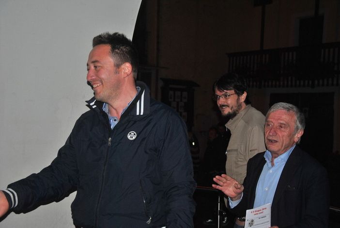 Il sindaco Fabrizio Re ed il suo predecessore Aldo Giovanni Perotti la sera dello spoglio elettorale (copyright targatocn.it) Il sindaco Fabrizio Re ed il suo predecessore Aldo Giovanni Perotti la sera dello spoglio elettorale (copyright targatocn.it)