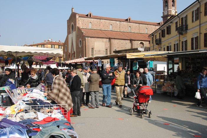 Piazza Risorgimento invasa dalle bancarelle del mercato del sabato