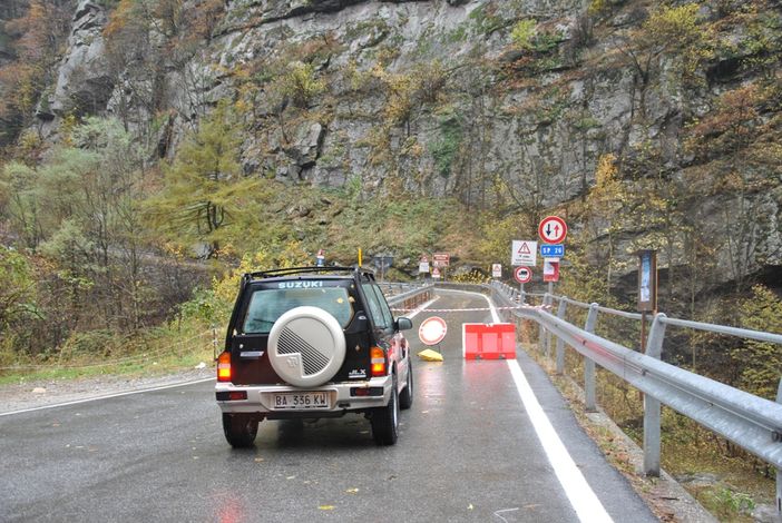 La Provinciale 26 in un'immagine che raffigura una precedente chiusura La Provinciale 26 in un'immagine che raffigura una precedente chiusura