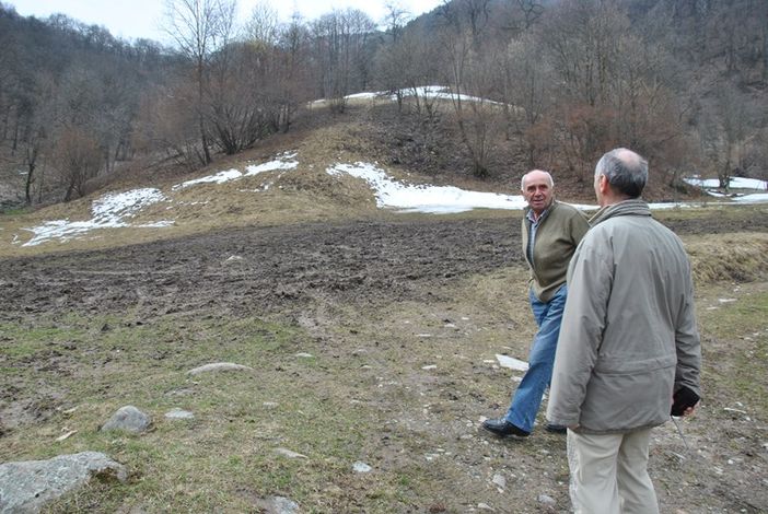 Il prato devastato dalla follia dei fuoristrada