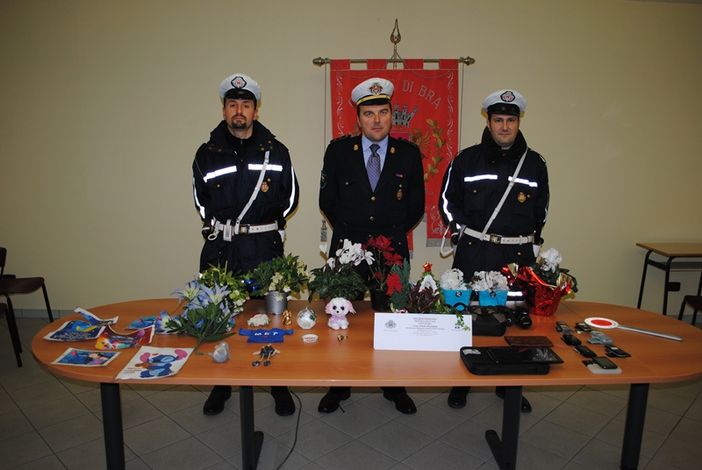 La Polizia Municipale con la refurtiva dei furti al cimitero di Bandito recuperata La Polizia Municipale con la refurtiva dei furti al cimitero di Bandito recuperata