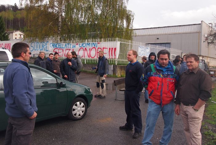 I lavoratori Graziano davanti ai cancelli