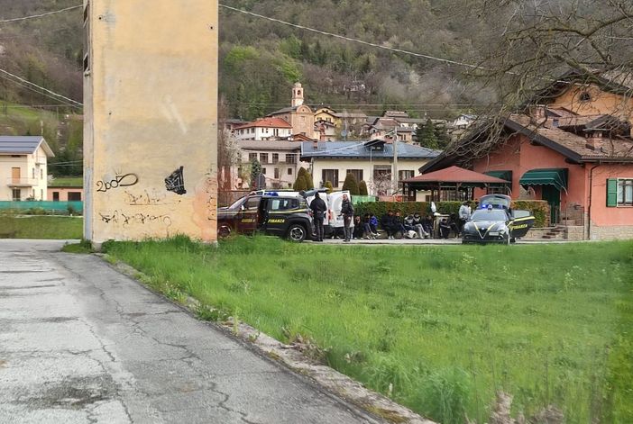 La Guardia di finanza ferma un furgone carico di migranti a Gaiola