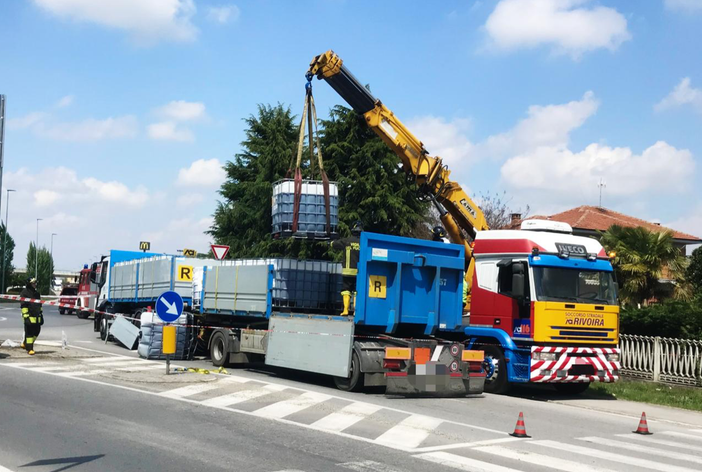 Fossano, Tir perde parte del carico: disagi sulla tangenziale