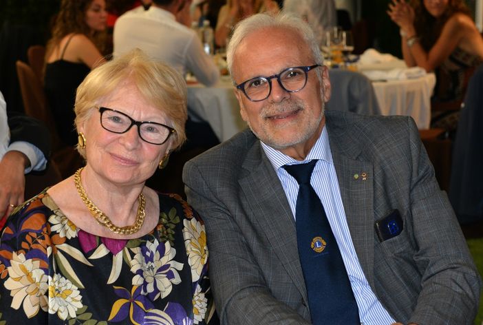 Nelle foto il cerimoniere del 'Lions Club Bra Host' Sergio Provera insieme alla moglie Franca Delpiano ed i riconoscimenti ottenuti