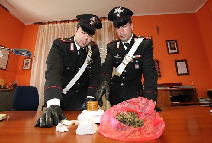 La droga e i bilancini sequestrata dai carabinieri La droga e i bilancini sequestrata dai carabinieri