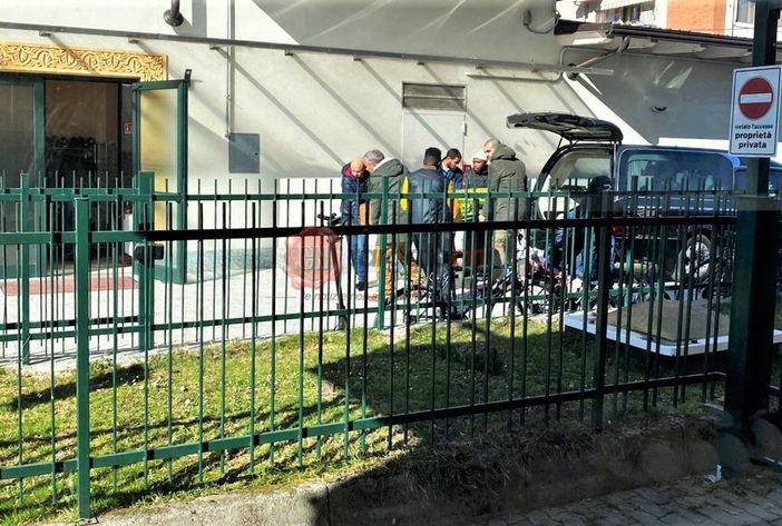Il feretro portato all'interno del centro culturale islamico di Corso Gramsci