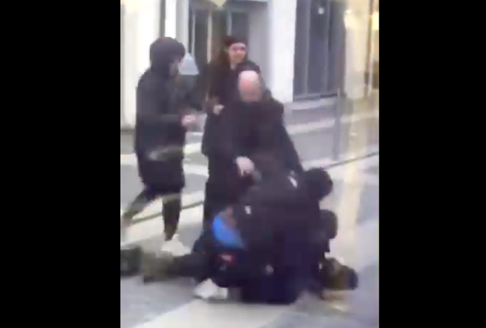 Un momento dell'aggressione verificatasi alla stazione ferroviaria di Bra lo scorso 15 gennaio Un momento dell'aggressione verificatasi alla stazione ferroviaria di Bra lo scorso 15 gennaio