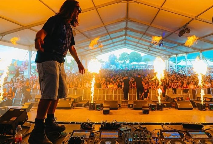 Dj Edmmaro, durante un suo spettacolo, sarà ospite spciale sabato 9 agosto Dj Edmmaro, durante un suo spettacolo, sarà ospite spciale sabato 9 agosto