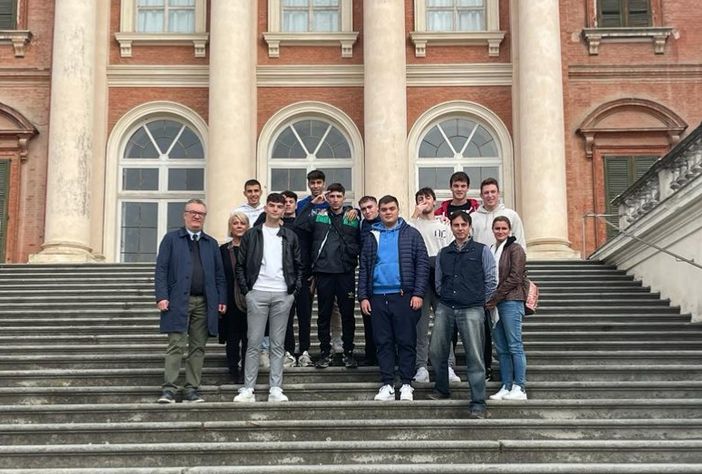 Gli studenti davanti al Castello di Racconigi Gli studenti davanti al Castello di Racconigi