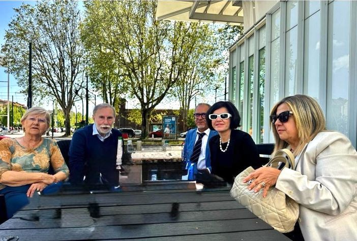 Carla Bonino e Giuseppe Steffanino, ex sindaca e vice di Vezza d'Alba, insieme ai legali Marco Calosso, Marta Giovannini e Silvia Calzolaro Carla Bonino e Giuseppe Steffanino, ex sindaca e vice di Vezza d'Alba, insieme ai legali Marco Calosso, Marta Giovannini e Silvia Calzolaro