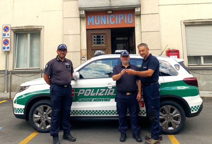 L'Ispettore della Polizia locale di Paesana Nicolò Bertola con il vice commissario Davide Domenico Barra assieme a Marco Ferraris proprietario dell'officina che ha fornito il nuovo veicolo
