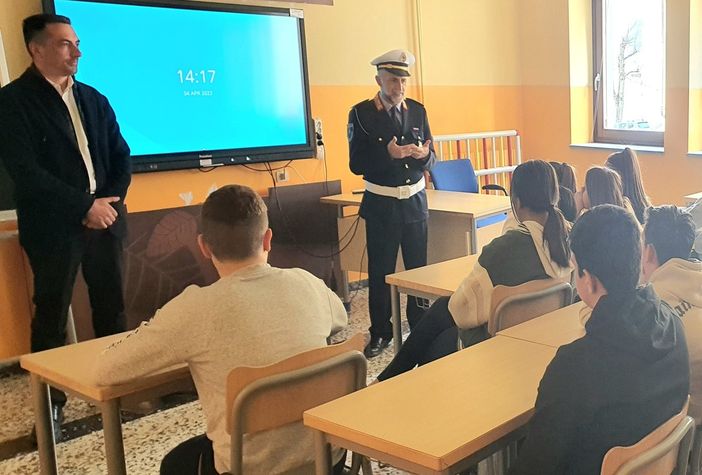 Il comandante Cesare Cavallo insieme al sindaco Guido Giordana durante la lezione