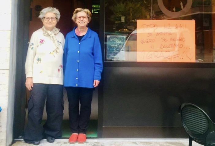 Le sorelle Santina e Marinella Sibona di fronte al loro bar di corso Piave