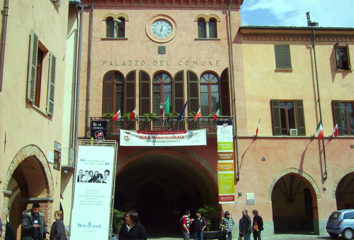 Il Palazzo Comunale di Alba (© Targatocn.it)