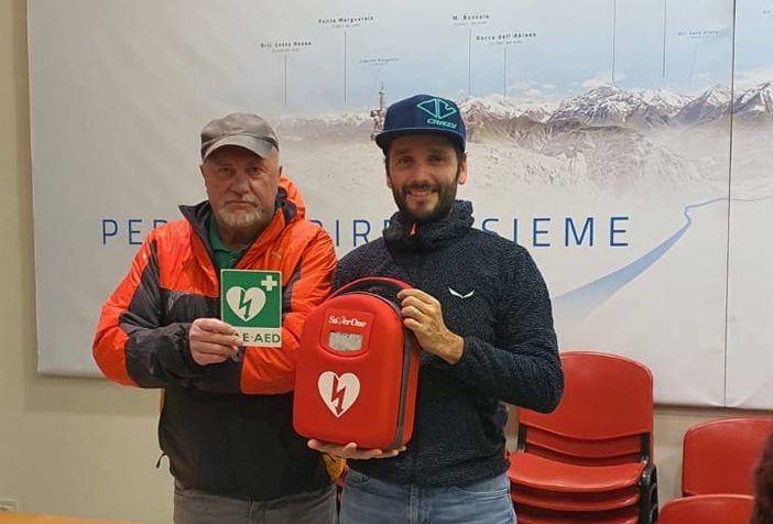 La consegna al gestore del rifugio Livio Bianco Livio Bertaina La consegna al gestore del rifugio Livio Bianco Livio Bertaina