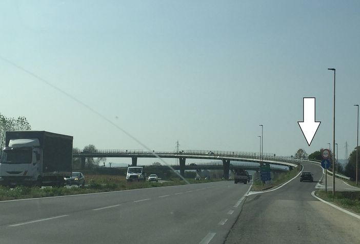 La rampa della tangenziale di Alba in località Toppino, in entrata in città La rampa della tangenziale di Alba in località Toppino, in entrata in città