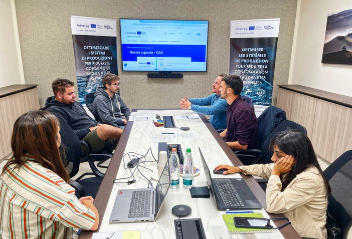 Un momento della consegna delle diagnosi sul consumo idrico alle aziende aderenti al progetto “Goccia a Goccia – GAG” nei locali della Camera di Commercio di Alba