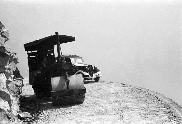 La Balilla dell’ingegner Giuseppe Carini affianca un rullo compressore prima del Pian del Re