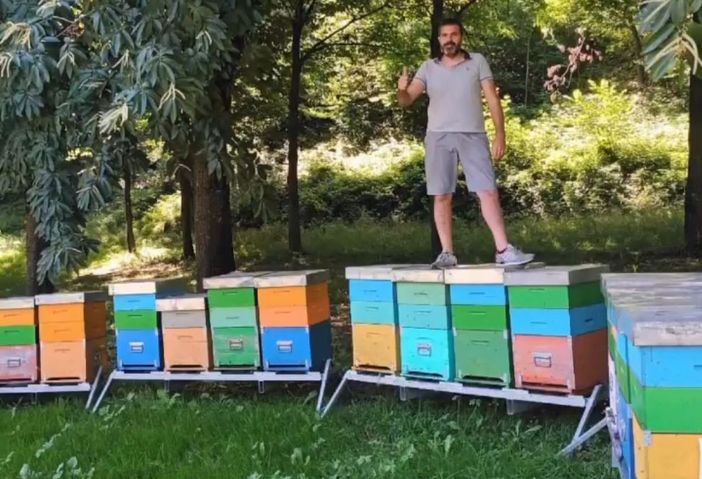 Mattia Mana con il suo apiario