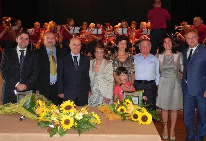 Al centro le due premiate Domenica Gancia (a sx) e Franca Mozzone con i rispettivi mariti, insieme a Federico Gregorio, Federico Bertola, Gianna Gancia, Fiorenzo Prever.