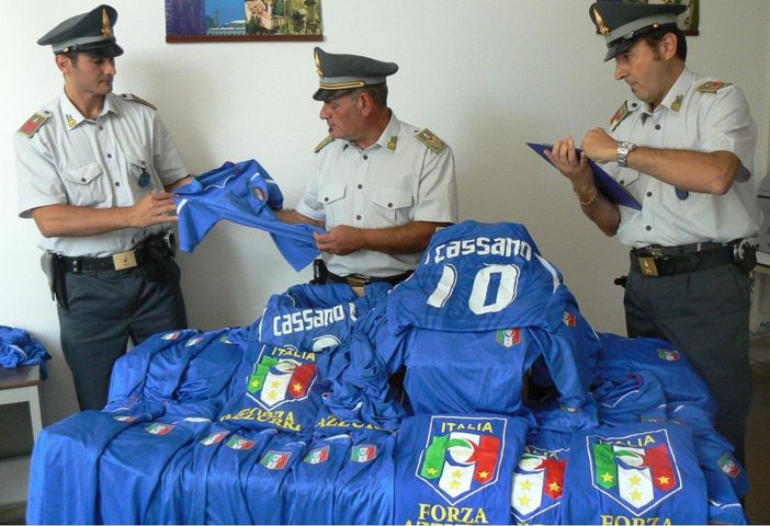 Maglie contraffatte degli Azzurri del calcio: 80 i capi sequestrati dalle Fiamme Gialle di Cuneo