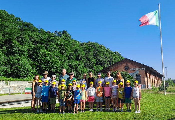 Ragazzi, assistenti e alpini al Memoriale Ragazzi, assistenti e alpini al Memoriale