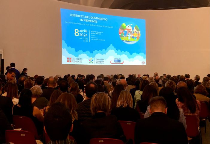 L'assessore comunale alle Attività, Diego Bressi - secondo da sinistra - con Marco Manfrinato, manager del Distretto di Busca e direttore di Confcommercio Cuneo, e con gli assessori al Commercio di Cuneo, Caraglio e Borgo San Dalmazzo