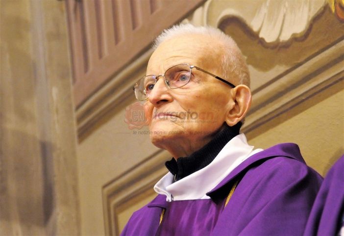 A Paesana la camera ardente di don Luigi Destre: martedì pomeriggio il rito esequiale