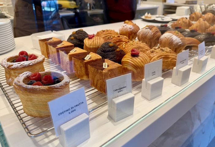 Il taglio contemporaneo della pasticceria Serenus, aperta a Centallo dalla giovane pastry chef Zana Zefi Il taglio contemporaneo della pasticceria Serenus, aperta a Centallo dalla giovane pastry chef Zana Zefi