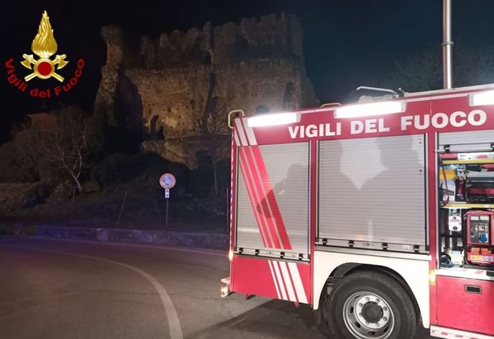Villafalletto, scivola dal muretto del castello in piazza Mazzini: sul posto i vigili del fuoco Villafalletto, scivola dal muretto del castello in piazza Mazzini: sul posto i vigili del fuoco