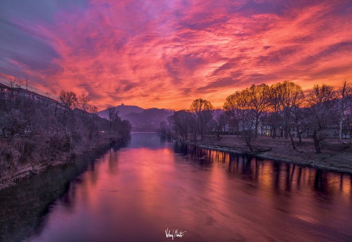 È un buongiorno "di fuoco" sul fiume Po