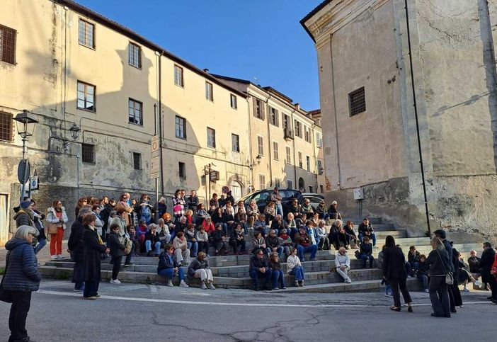 La tappa della passeggiata di fronte al Classico, in ricordo di Lidia Poët